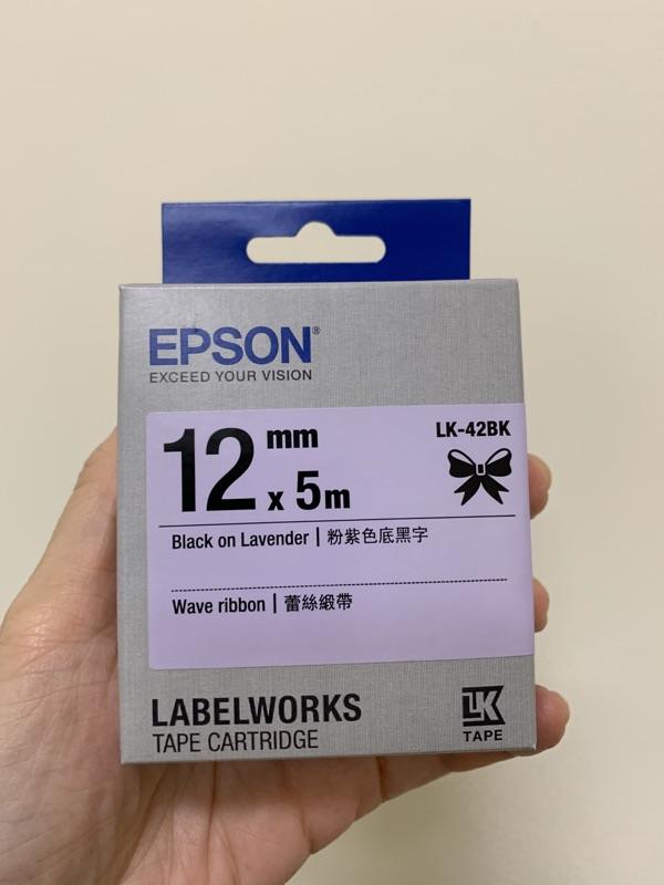 EPSON LK-4NKK S654439 標籤帶(緞帶系列)咖啡底金字12mm