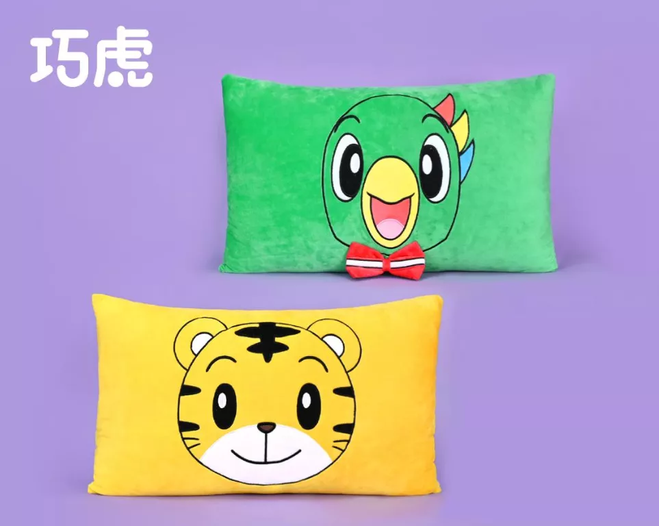 ၄၃┋TW/ing#可愛巧虎島#巧虎/桃樂比#綠黃色：抱靠枕擺飾品(約51x30cm)。