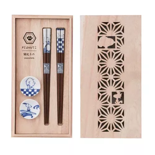 ၄၃┋JP#史努比#冷格影#藍白色：筷架子餐具組(筷子約21cm/箱子13.5×27×2.5cm)。