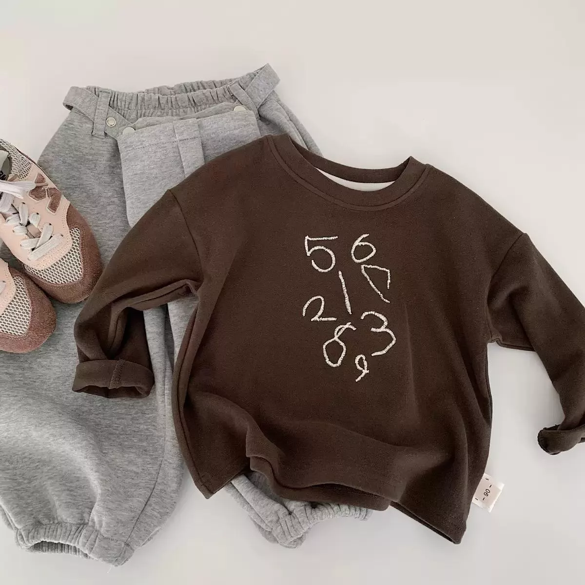 ☻｜JP#數字風#兒童/小北鼻#長袖款#咖：衣服(90/100/110/120/130/140)。