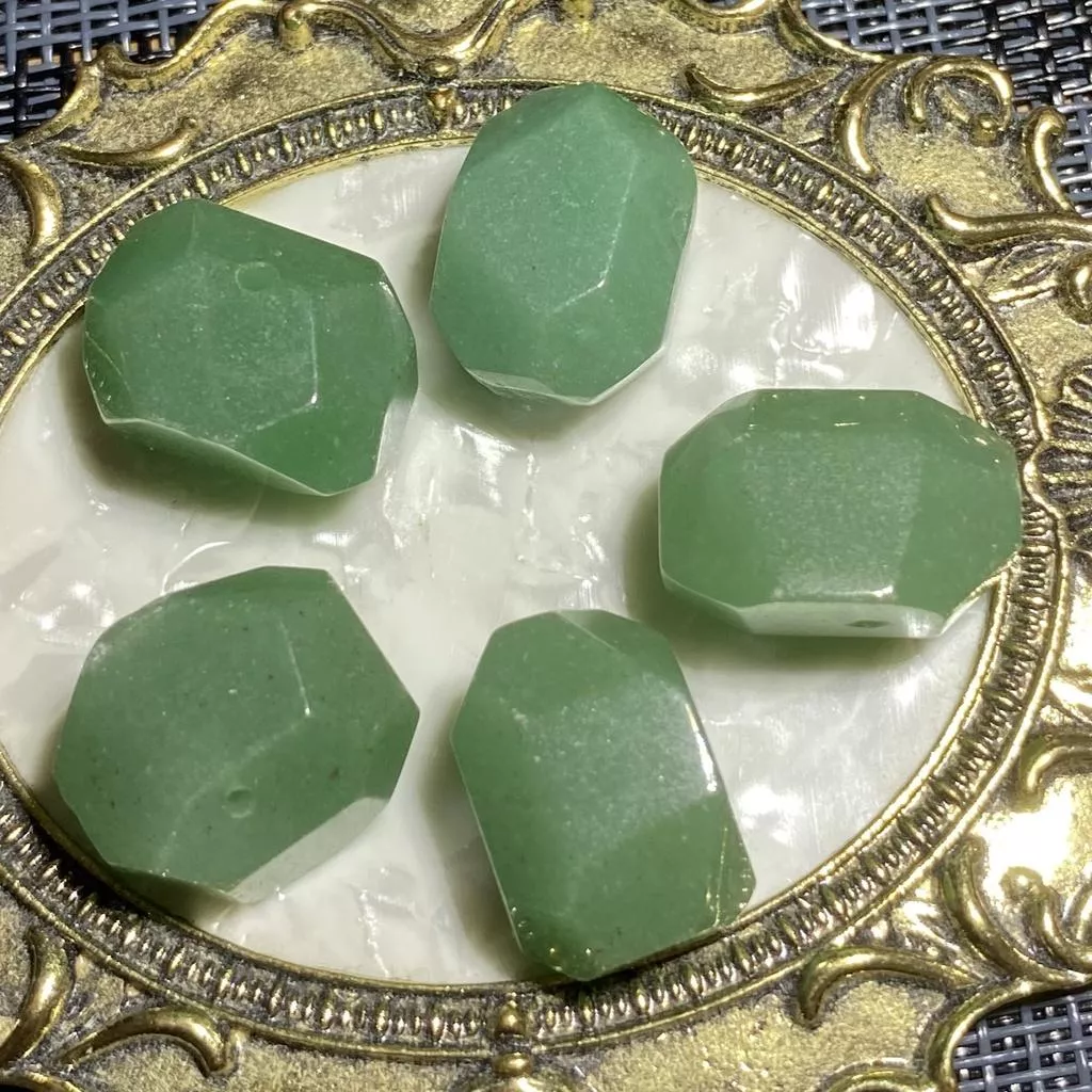 東菱玉隨形切面珠 綠東菱 東菱石 橫孔 切面不規則 切角隨形珠 手作材料 單個隨機出貨