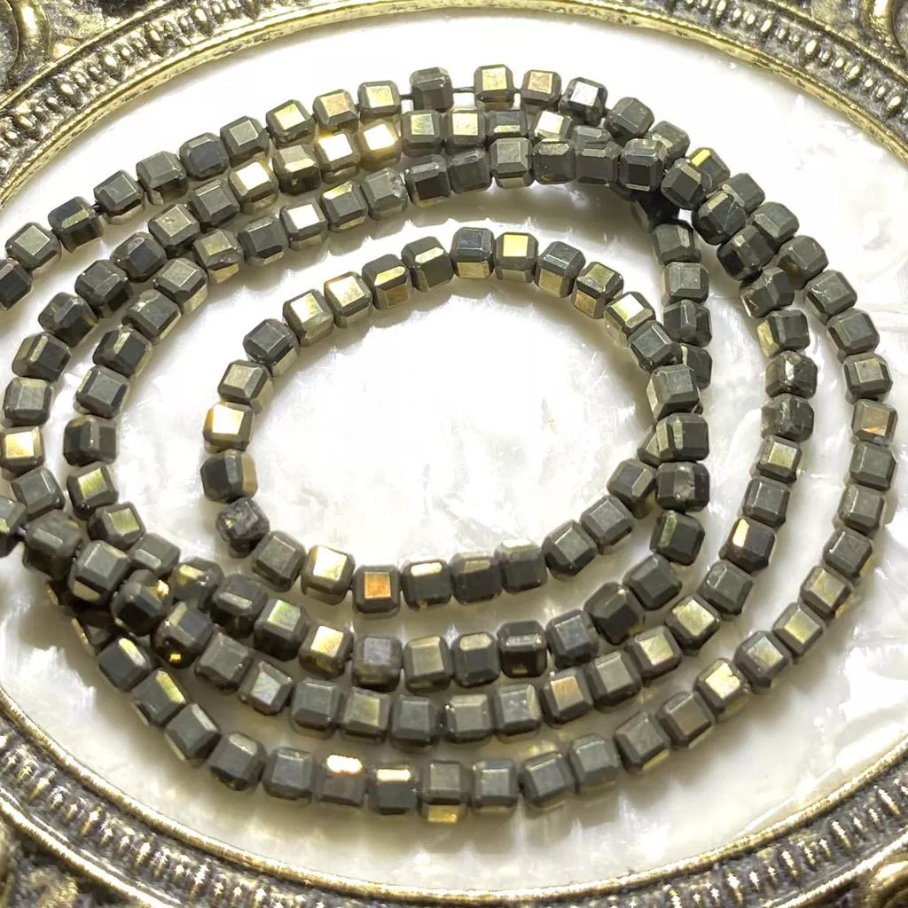 約 2.5 mm 黃銅礦 正方立體串珠 方形珠 方塊珠 方形切面 半成品 單條