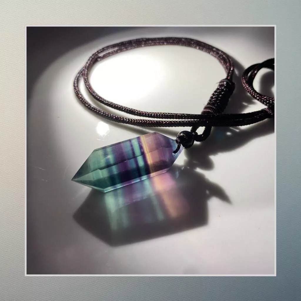 天然螢石項鍊 B1 螢石雙尖柱項鍊 多彩漸層美 柱高37mm厚12mm 實品拍攝