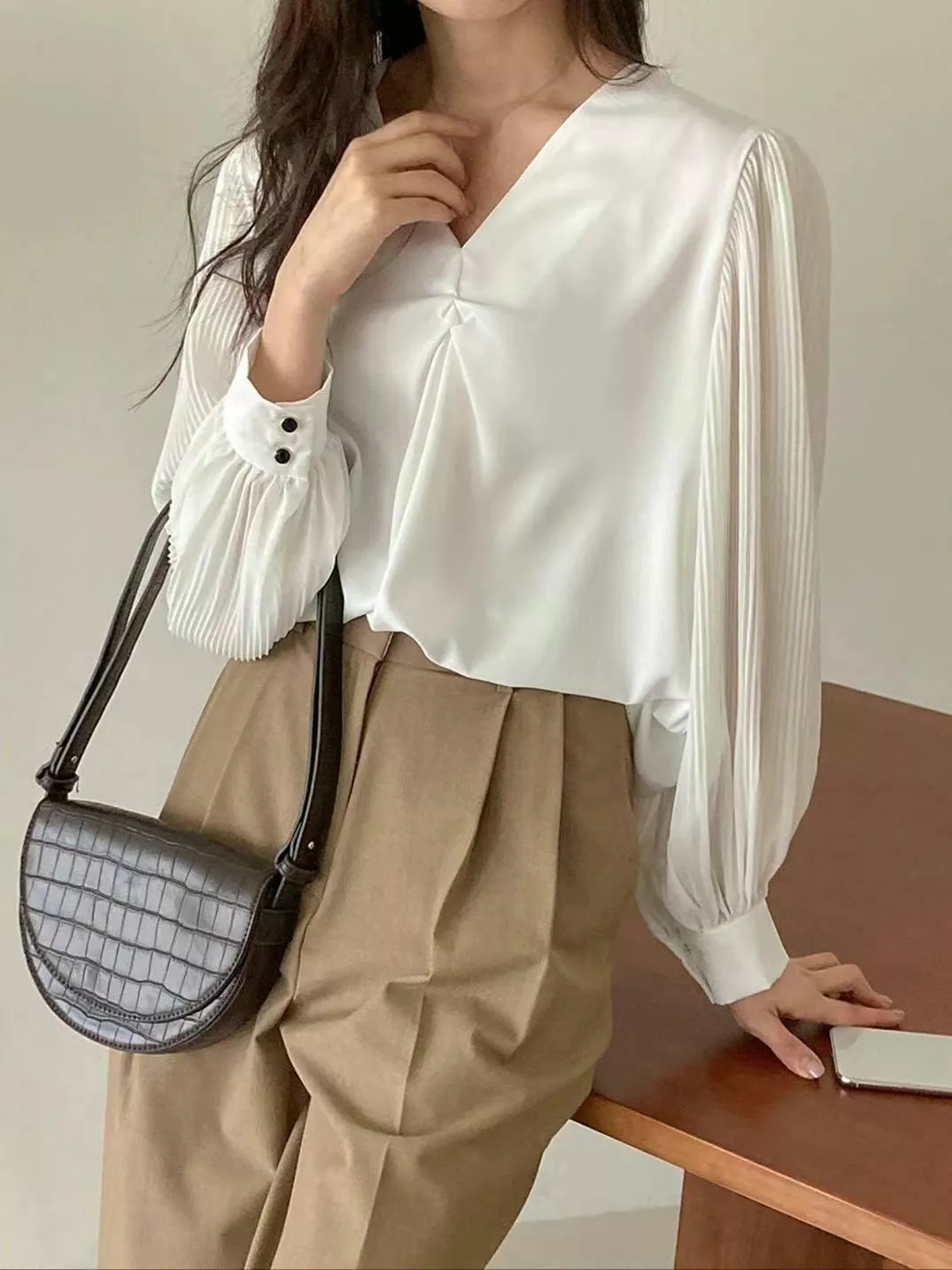 質感V領泡泡袖衣