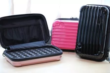 硬殼 精油收納包 隨身包【安心精油 ALYSA】可帶45支精油出門 含收納包、20支2ml茶色精油空瓶(含內塞)、精油貼紙2張(共112種精油小圓貼)