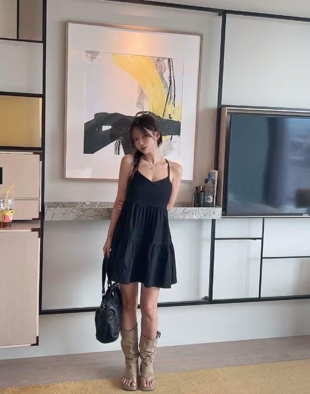 甜美微 V 領吊帶洋裝