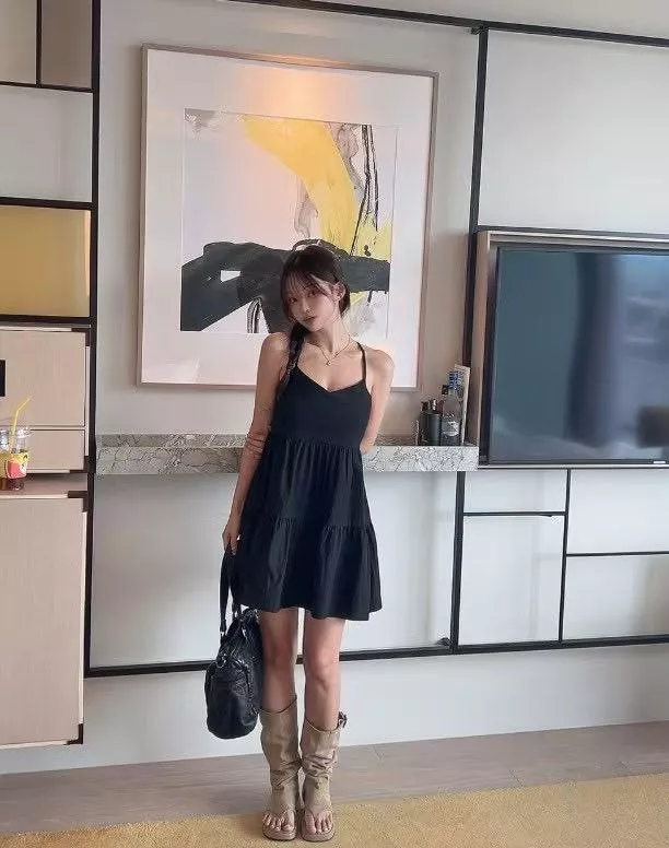 甜美微 V 領吊帶洋裝