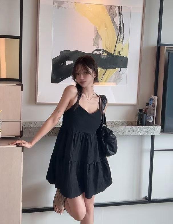 甜美微 V 領吊帶洋裝