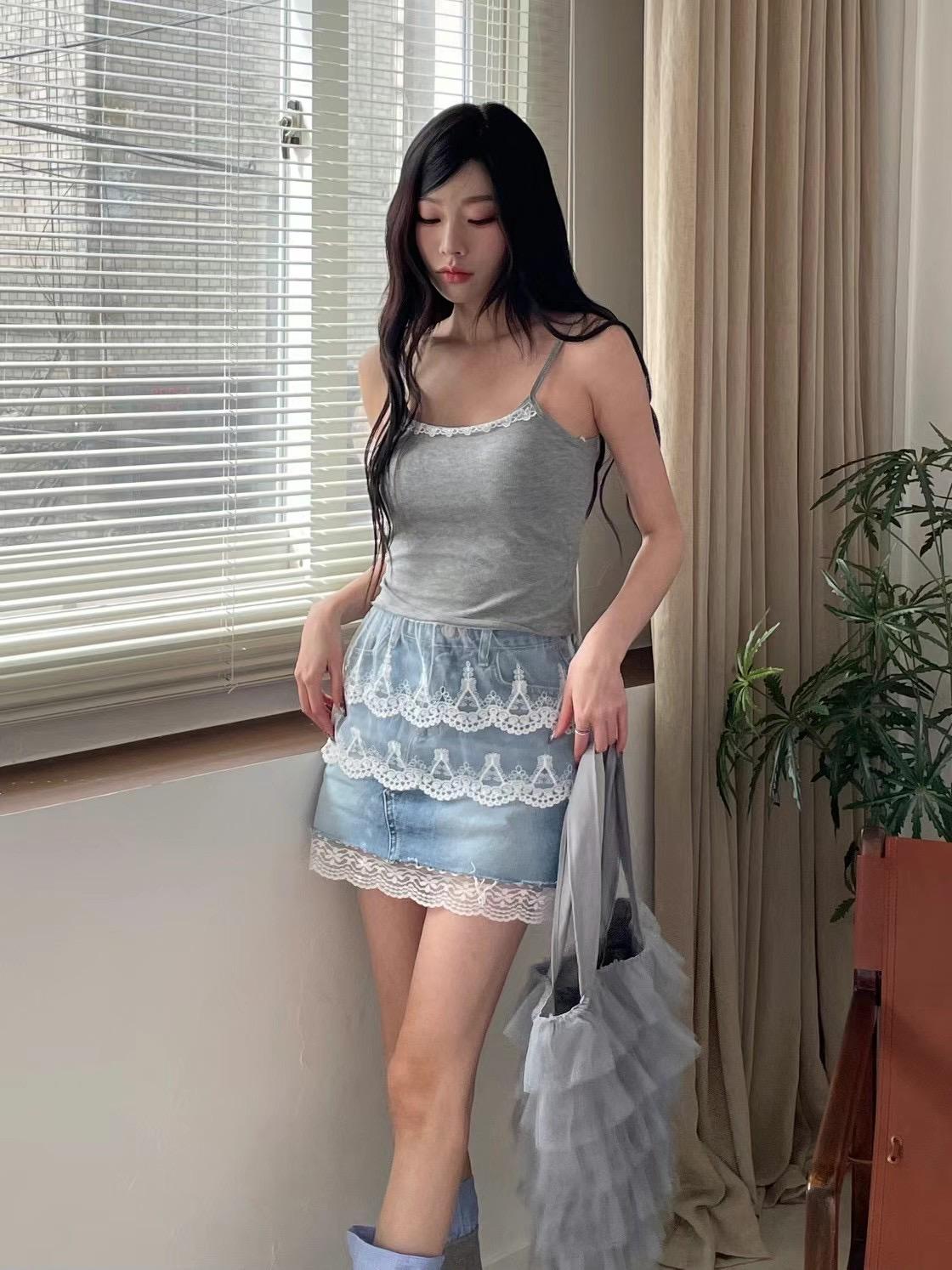 精緻蕾絲拼接細肩帶