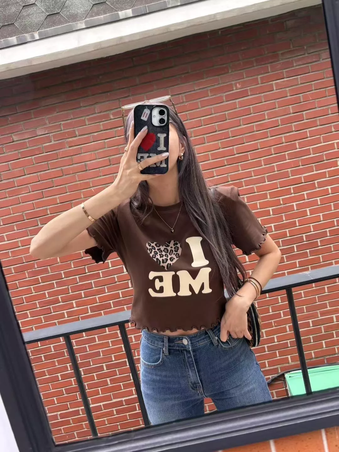 休閒街頭風 字母木耳邊短版T