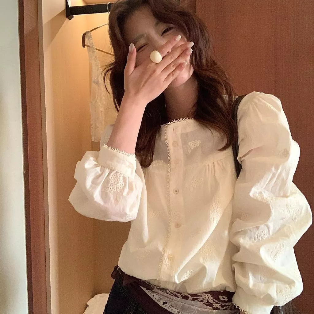 檸檬綠茶-輕啓春日～精緻刺繡花邊圓領襯衫小衫10173