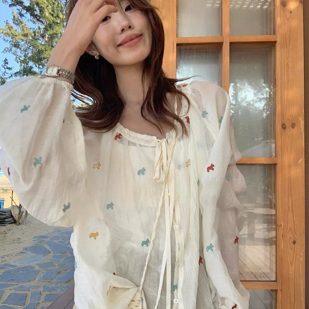 檸檬綠茶-肌理感小馬刺繡圓領燈籠袖繫帶襯衫小衫10227