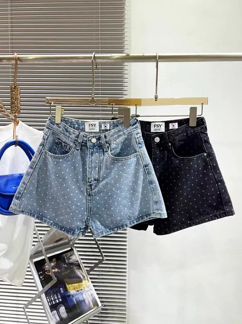 ✈️【韓國𝐅𝐒𝐘正品代購】 春夏🌸經典波點系列🖤🤍韓系chic休閒丹寧風可可愛愛高腰顯瘦波點牛仔短褲61100/2色☺︎