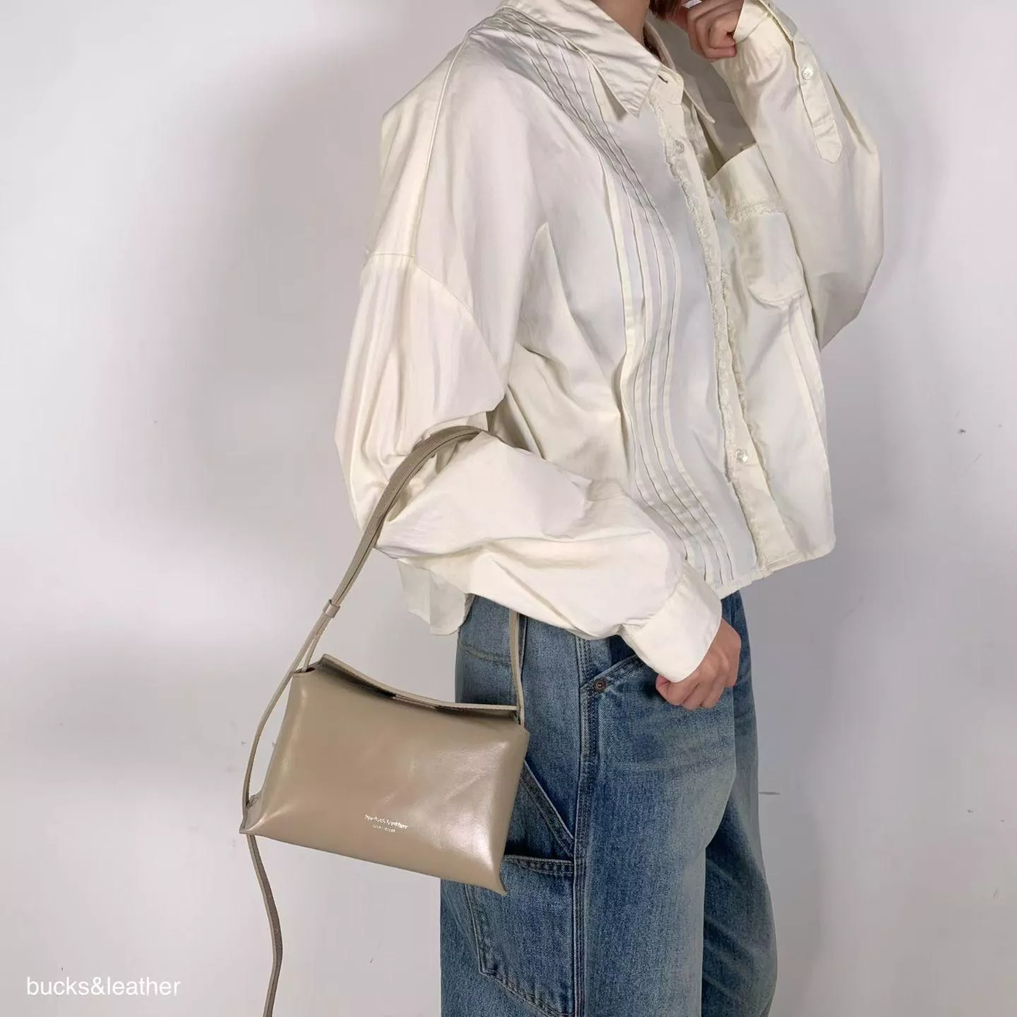 Bucks & leather 磁扣枕頭包 (Mini)- 奶茶/白