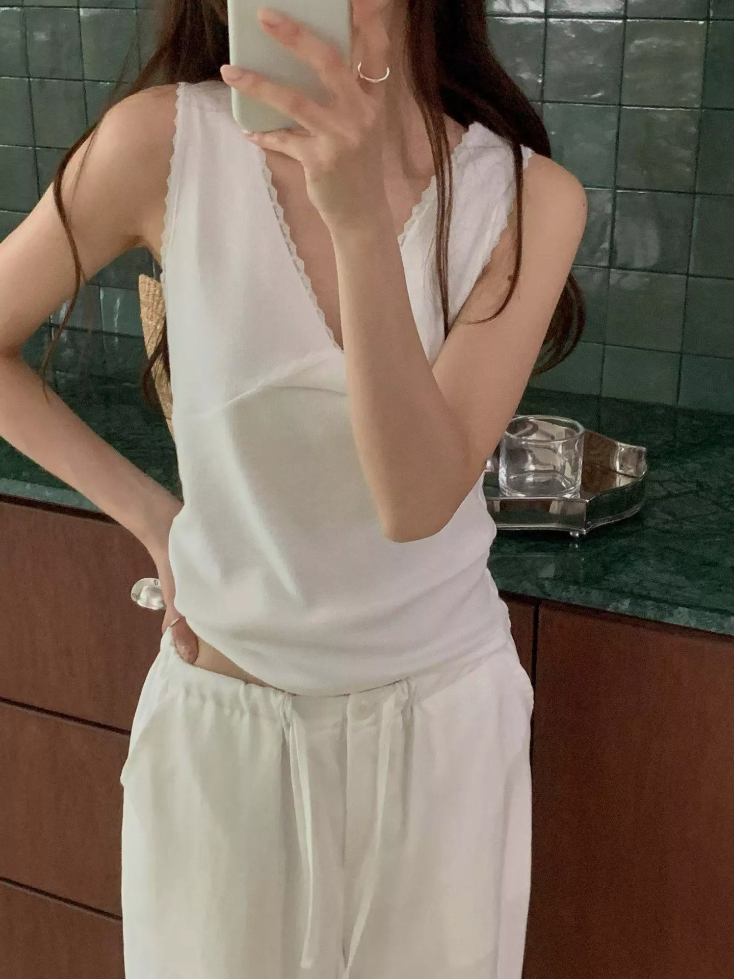 交叉小花邊背心