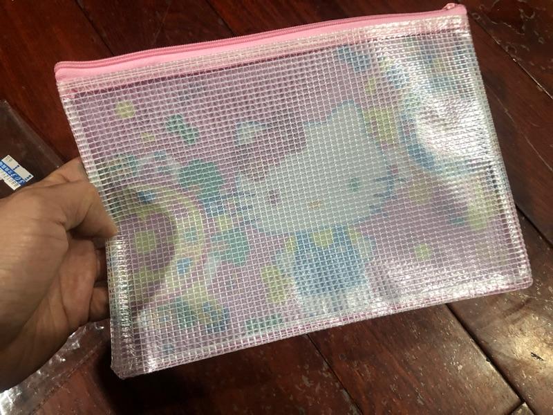 台灣現貨 kitty 正版授權 萬用袋 口罩收納袋 隨包附送酒精消毒棉片
