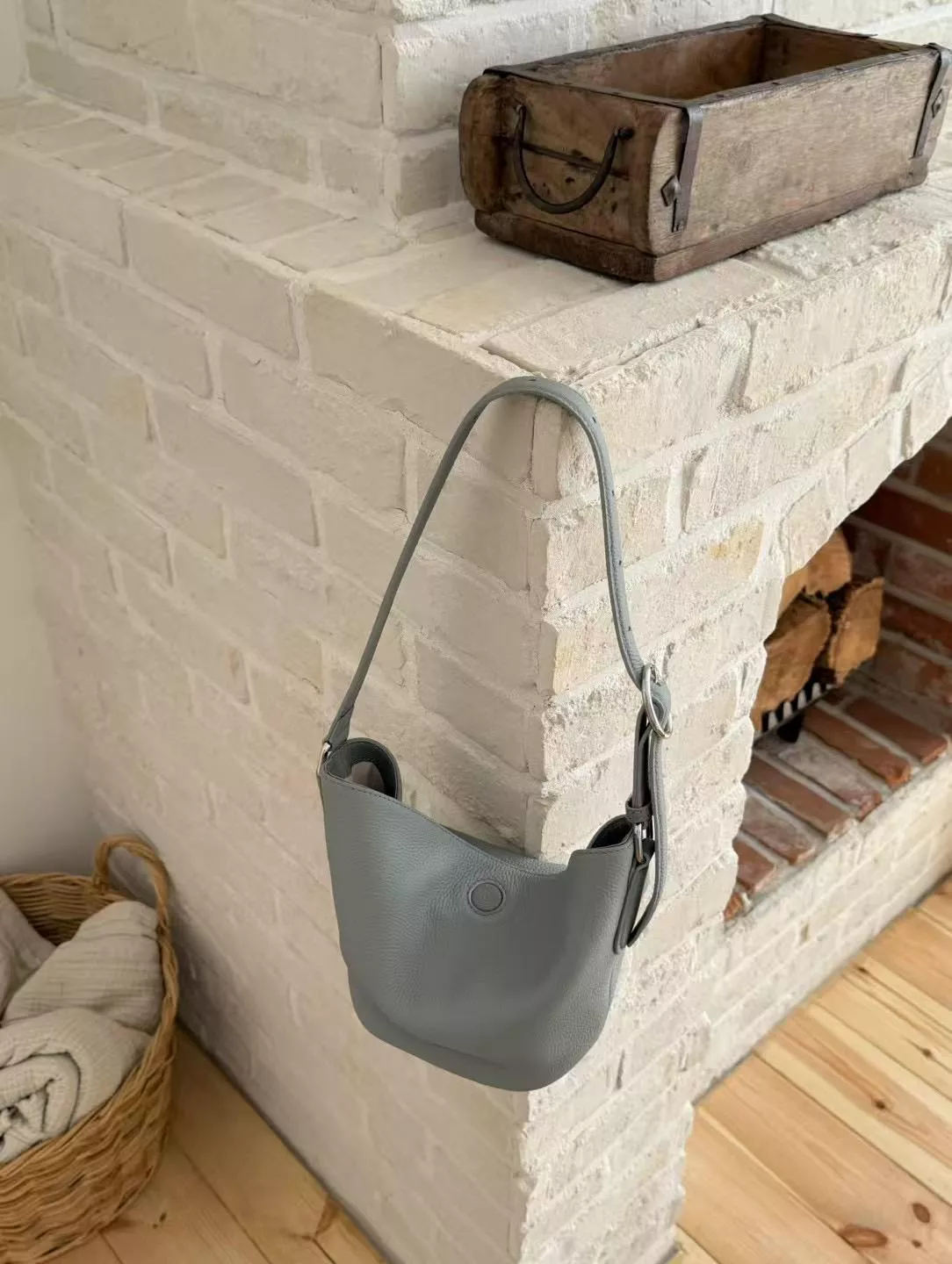 LEONIE-牛皮荔枝紋半月包