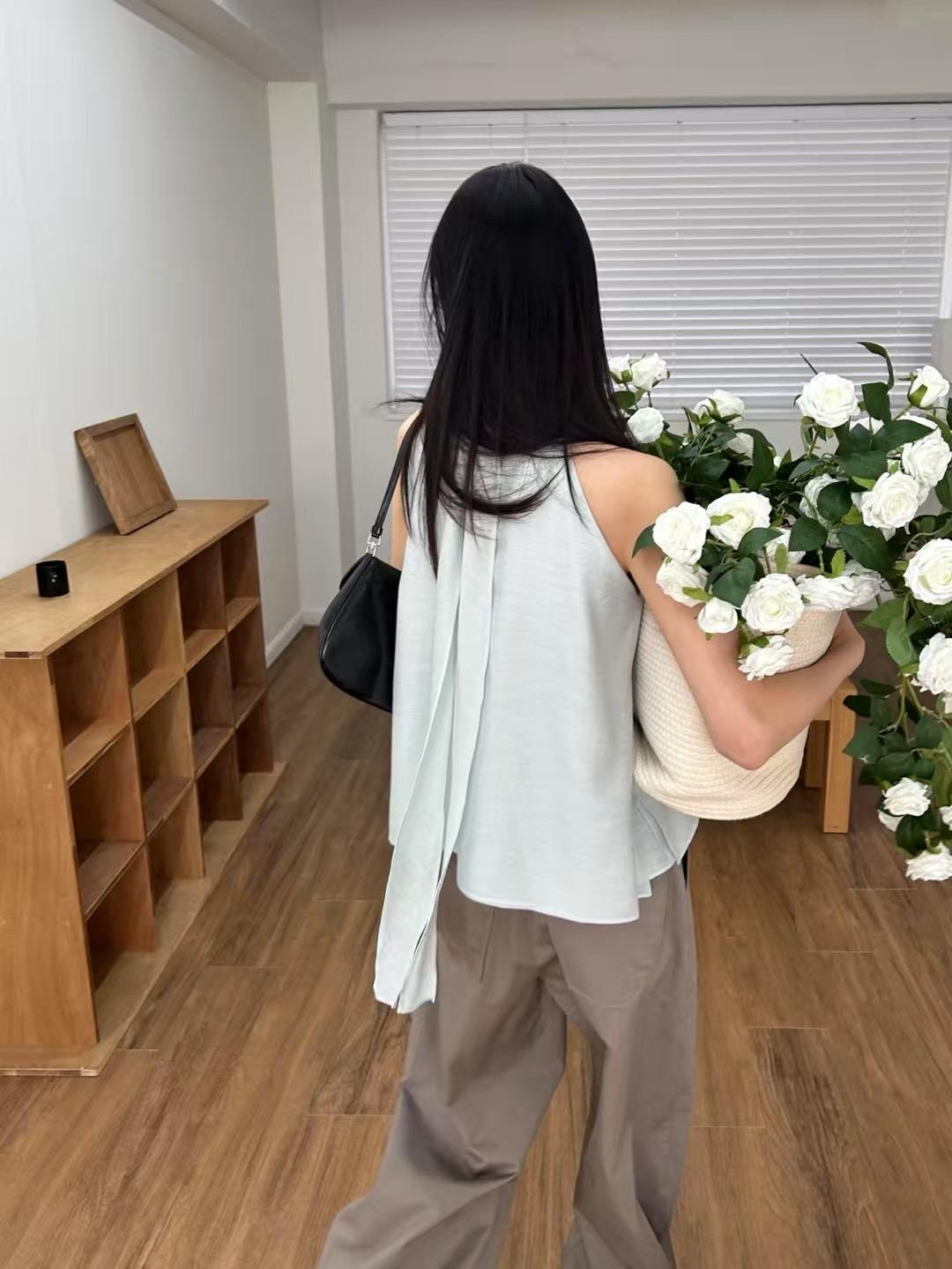 4"13 微光澤立領綁帶削肩背心