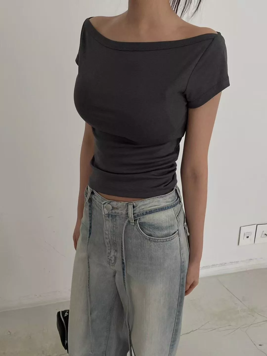 4"13 一字領貼身短tee