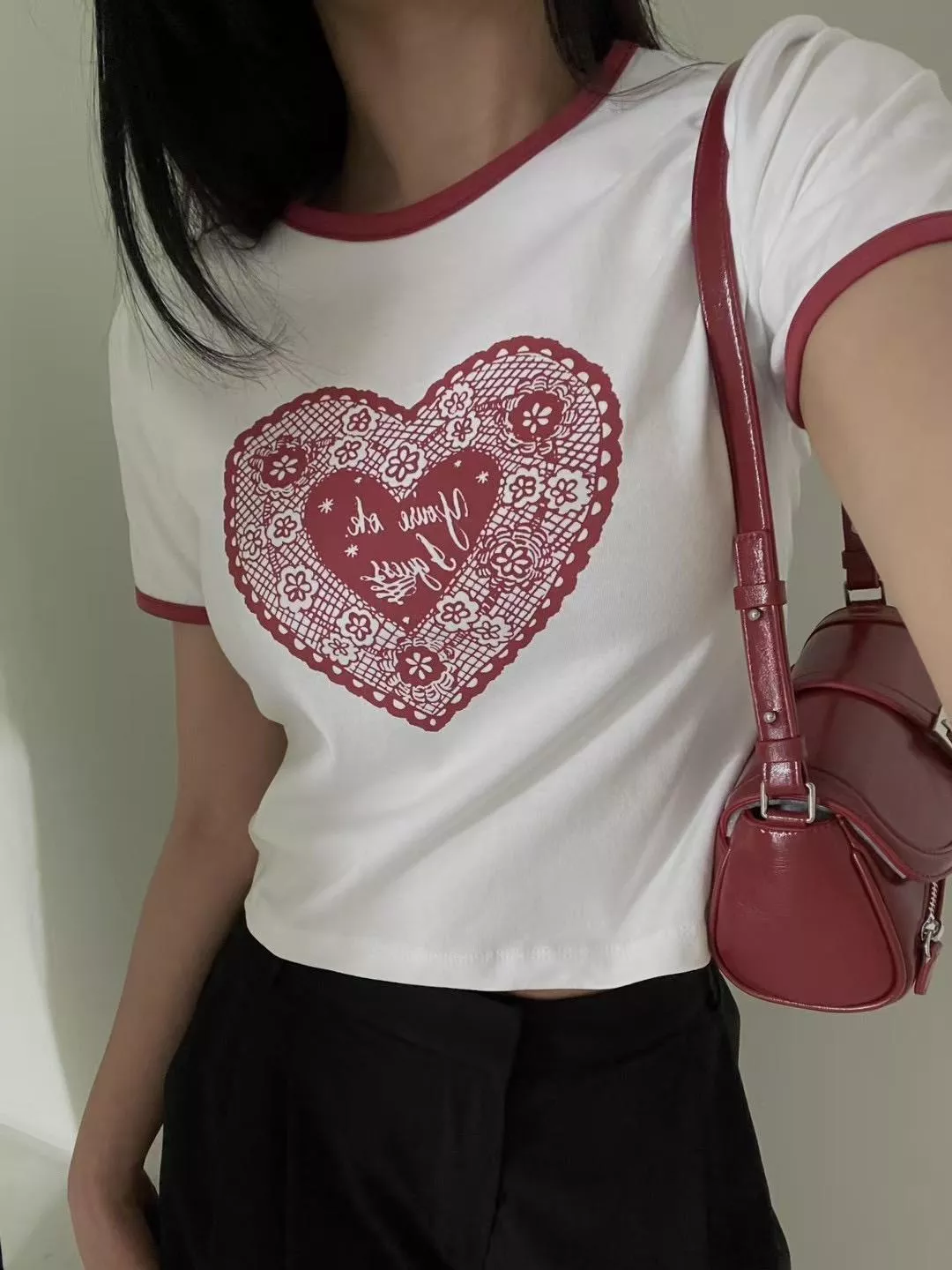 4"13 短版滾邊愛心tee
