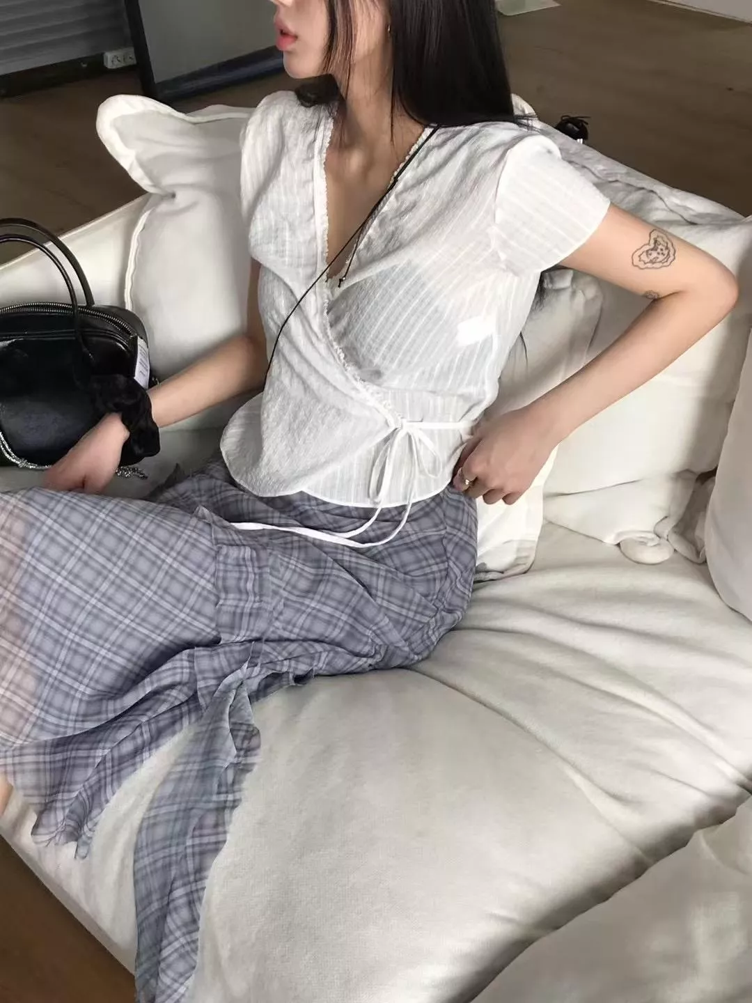 4"13 蕾絲滾邊綁帶微透上衣