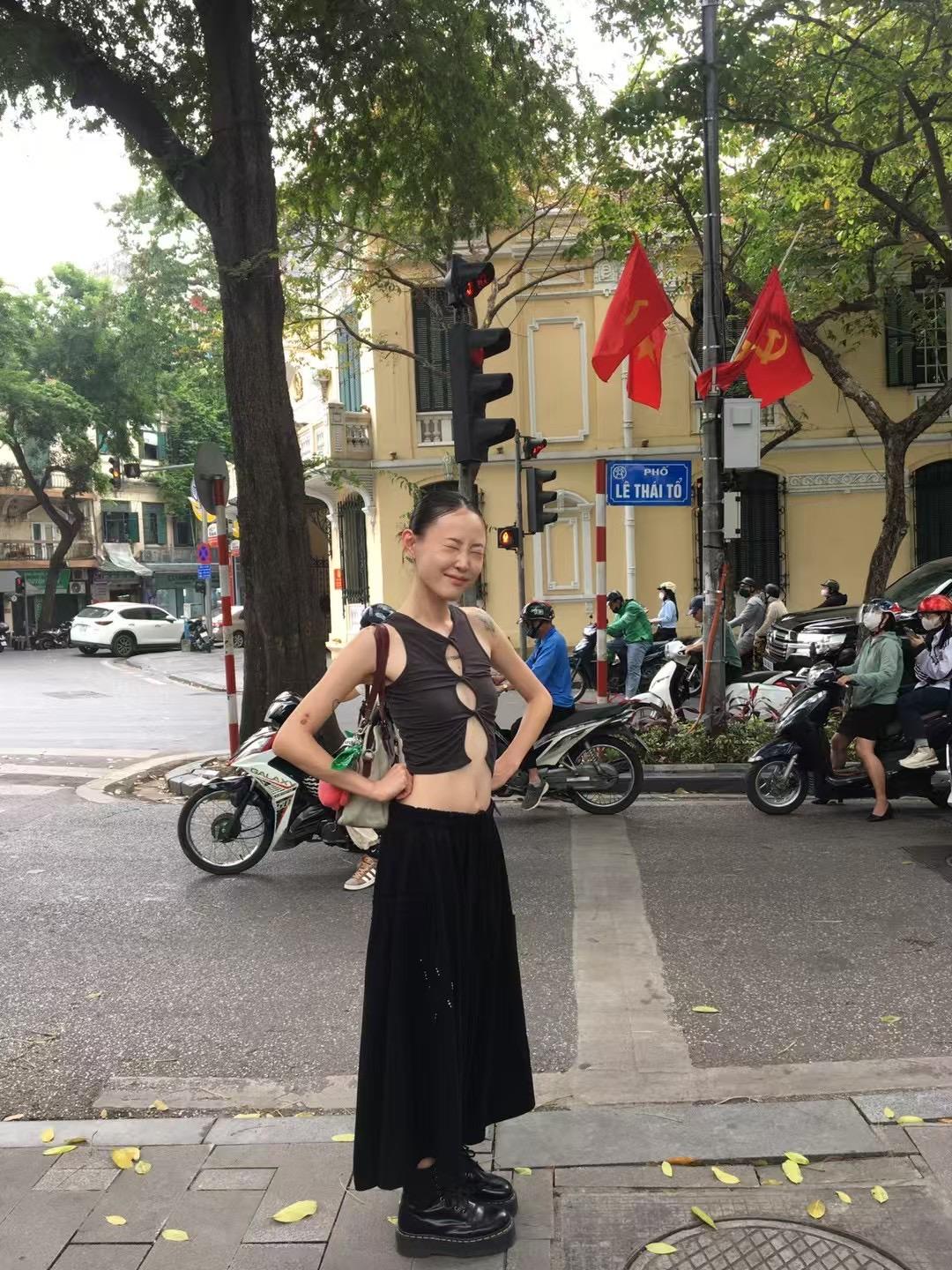 0503 扭結挖洞短版背心