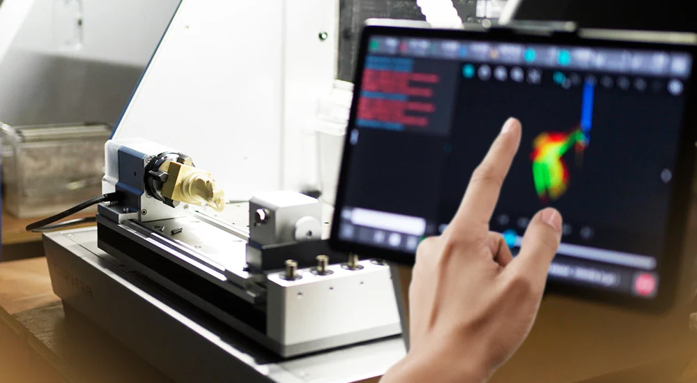 憑藉 Carvera 的自動換刀、自動探測和基於錨點的協調系統，在軟體中設定第四軸加工任務就像處理三軸加工任務一樣輕鬆。