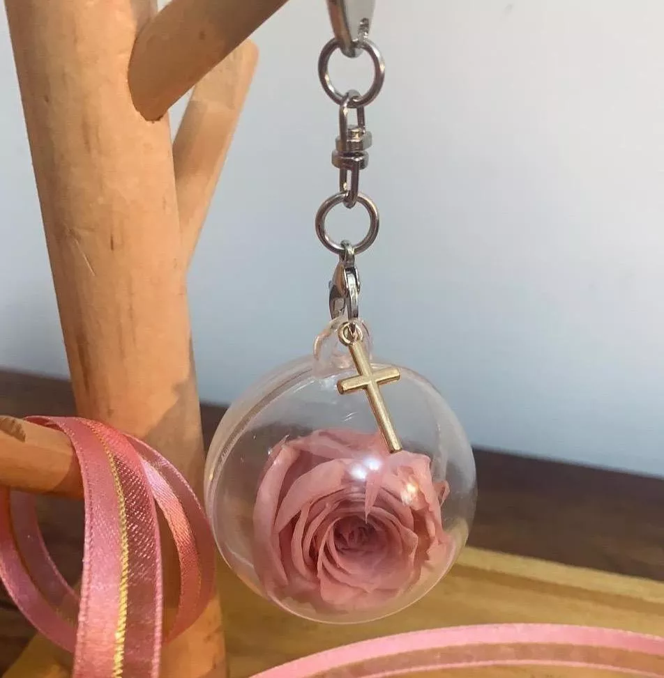 粉紅玫瑰永生花 × 金色十字架小吊飾