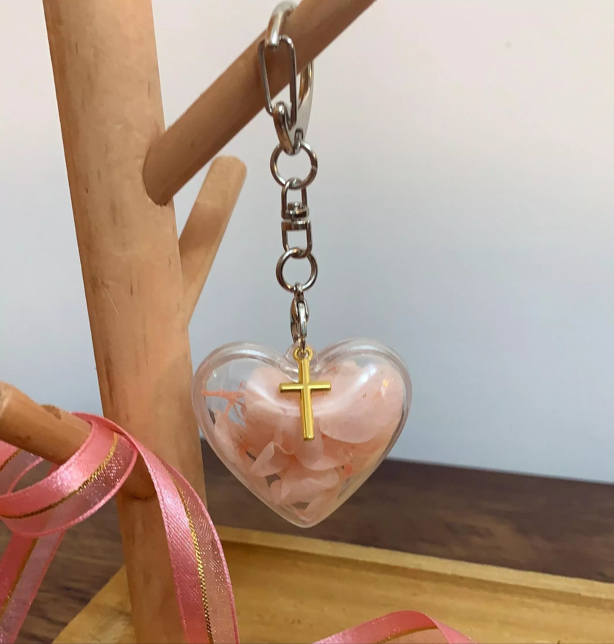 愛心粉紅繡球花 × 金色十字架 小吊飾