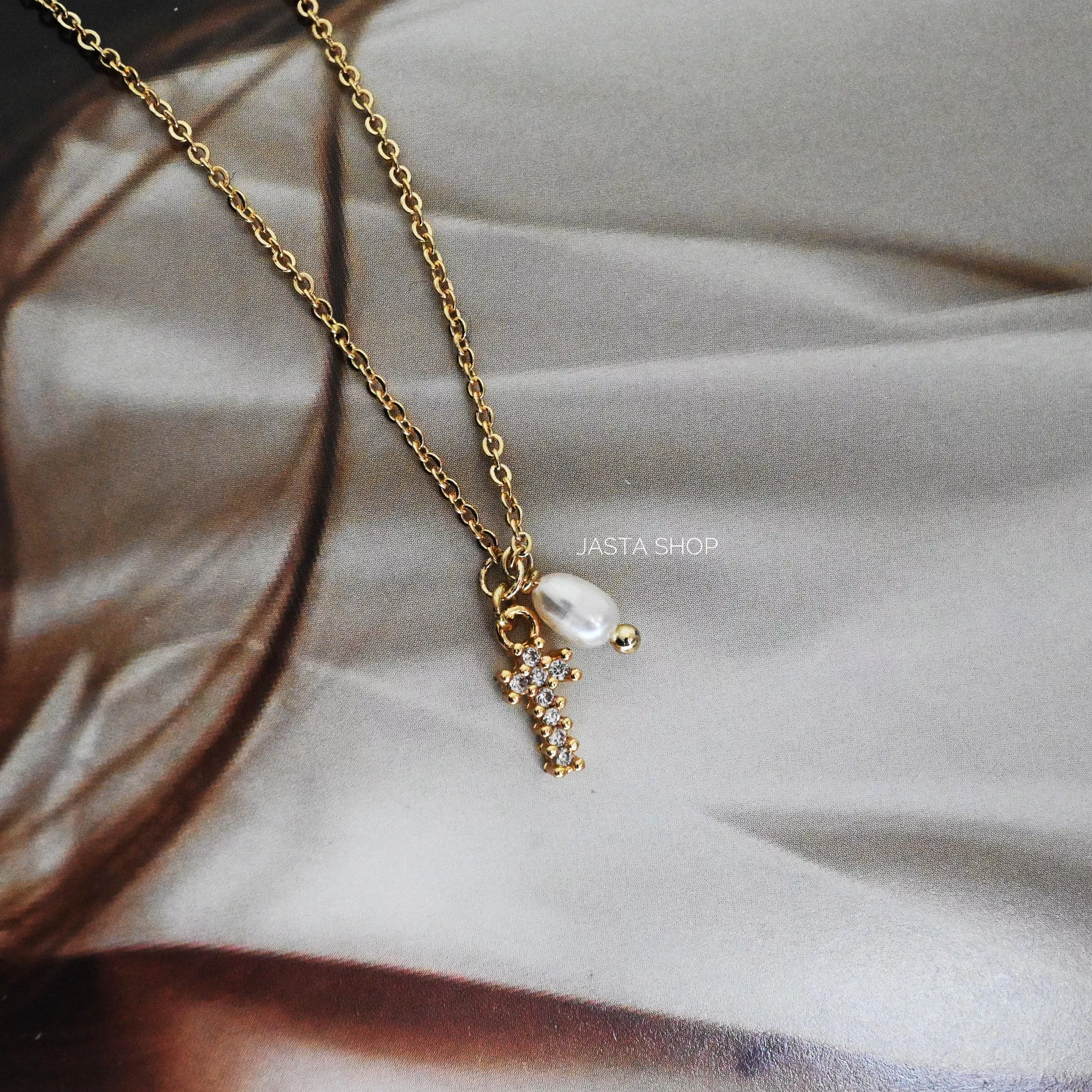 Divine Grace 晶鑽十字珍珠項鍊