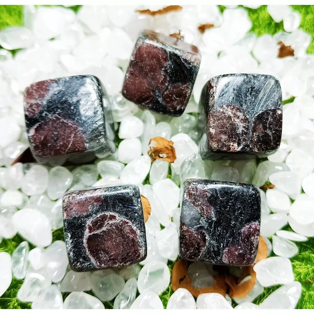 酒紅石榴石方塊