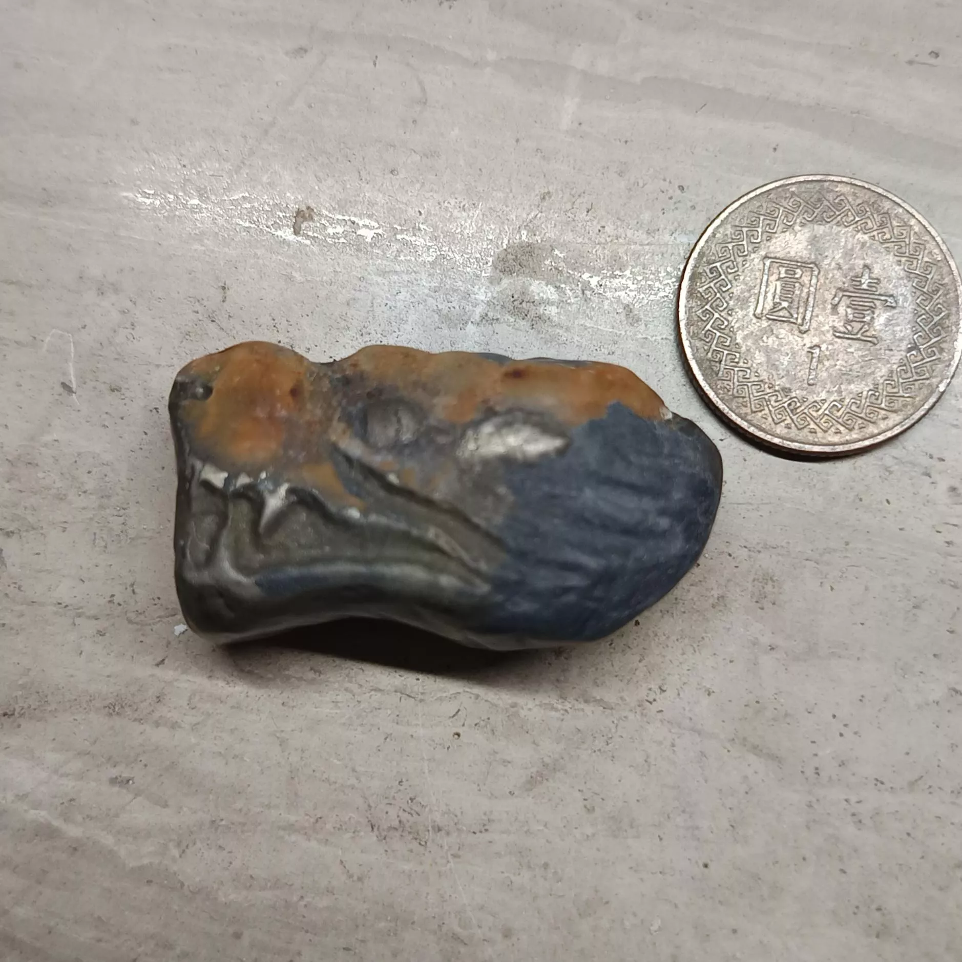 龍紋石 金玉石共生 手工藝品手把件    天然原石紋佈 手工雕刻龍首 粗磨僅此一顆