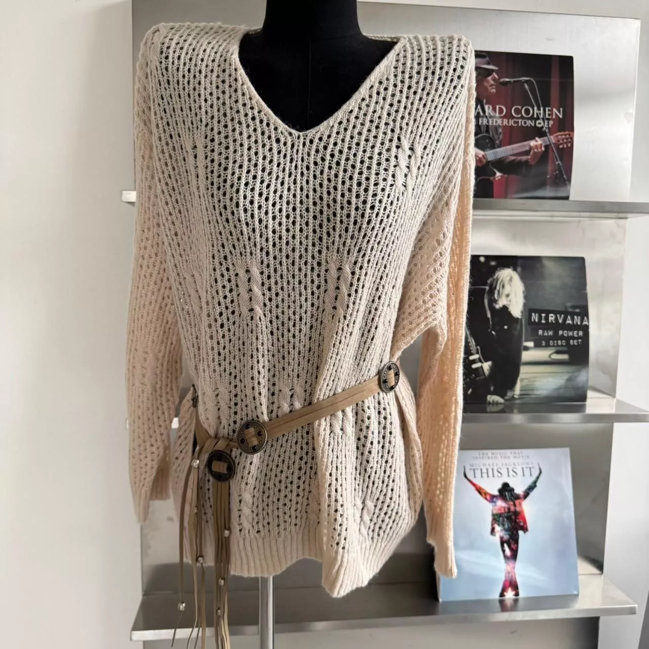 現貨---簍空針織上衣（附腰帶）