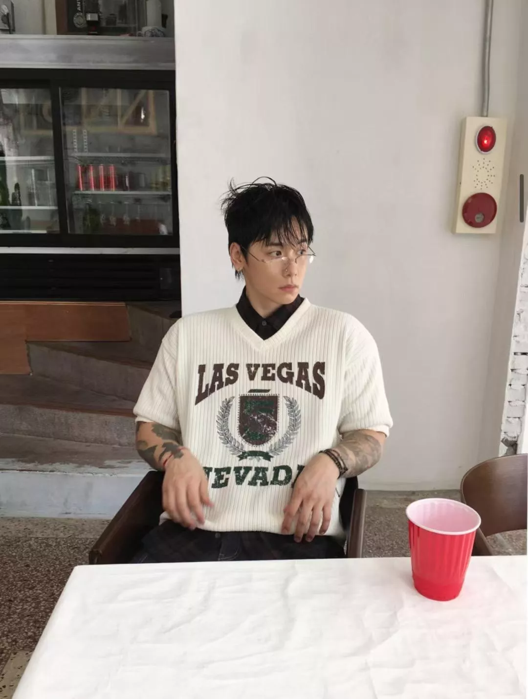 CA28_高級感絲絨 V領破壞刷漆上衣