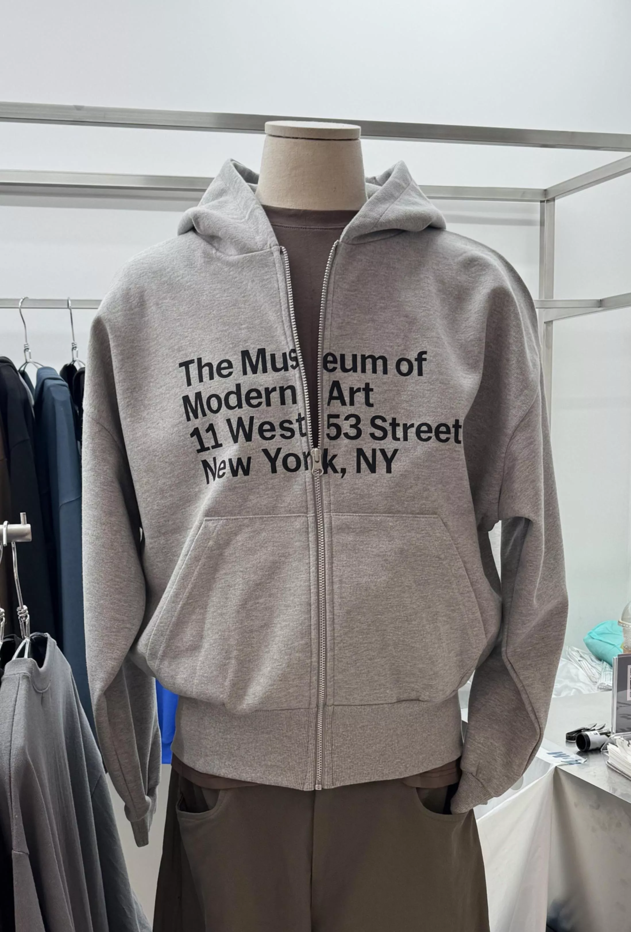 CB22_衣長只有63公分的 ACNE風字母印花外套