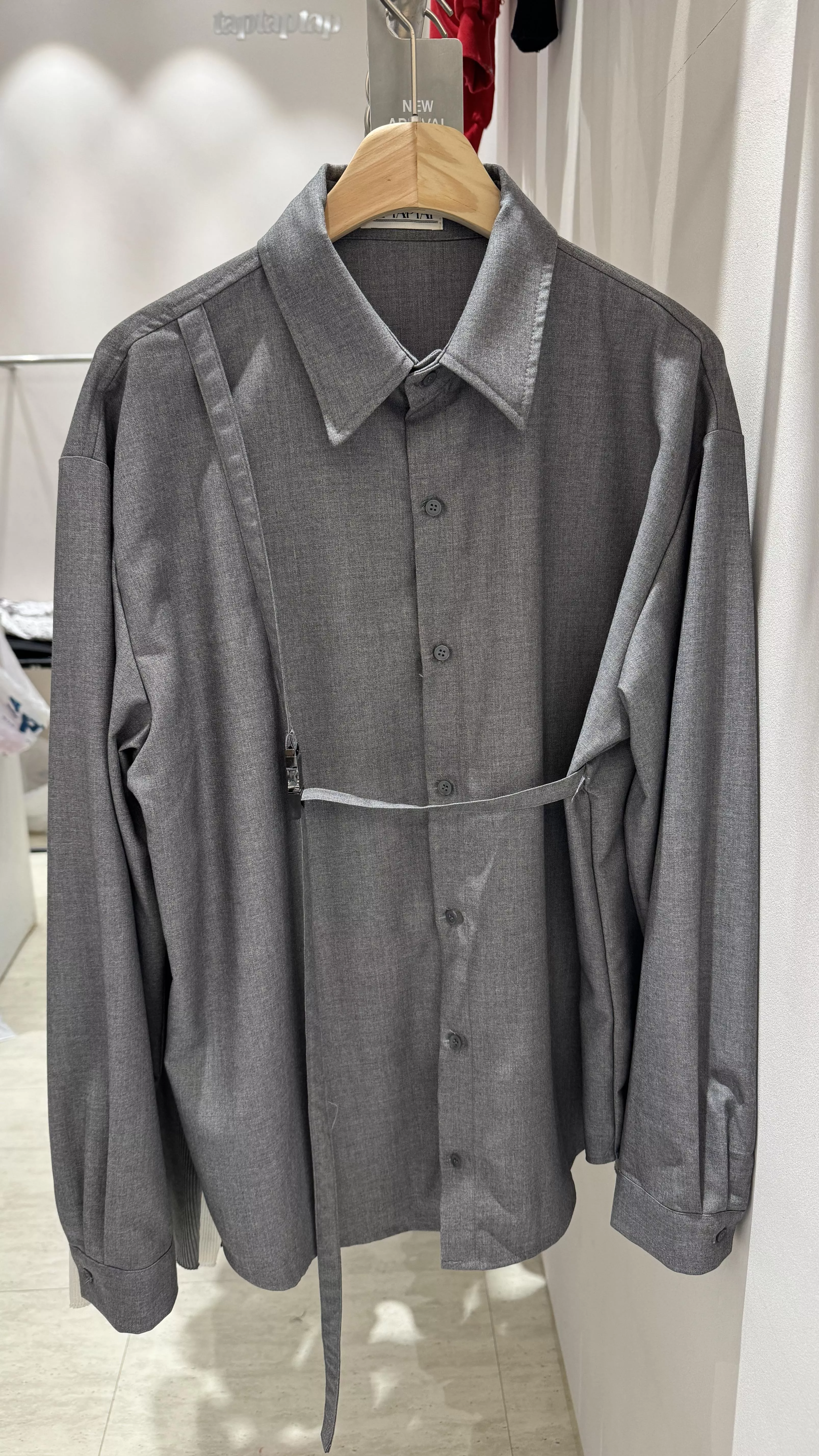 CB24_設計感爆棚的吊帶腰扣襯衫