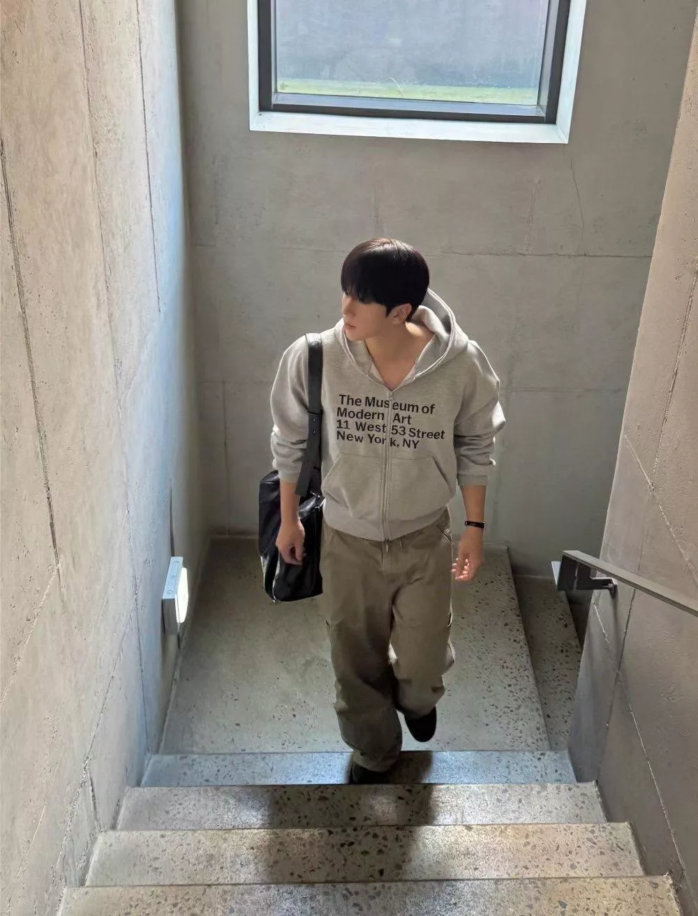 CF25_衣長只有63公分的 ACNE風字母印花外套