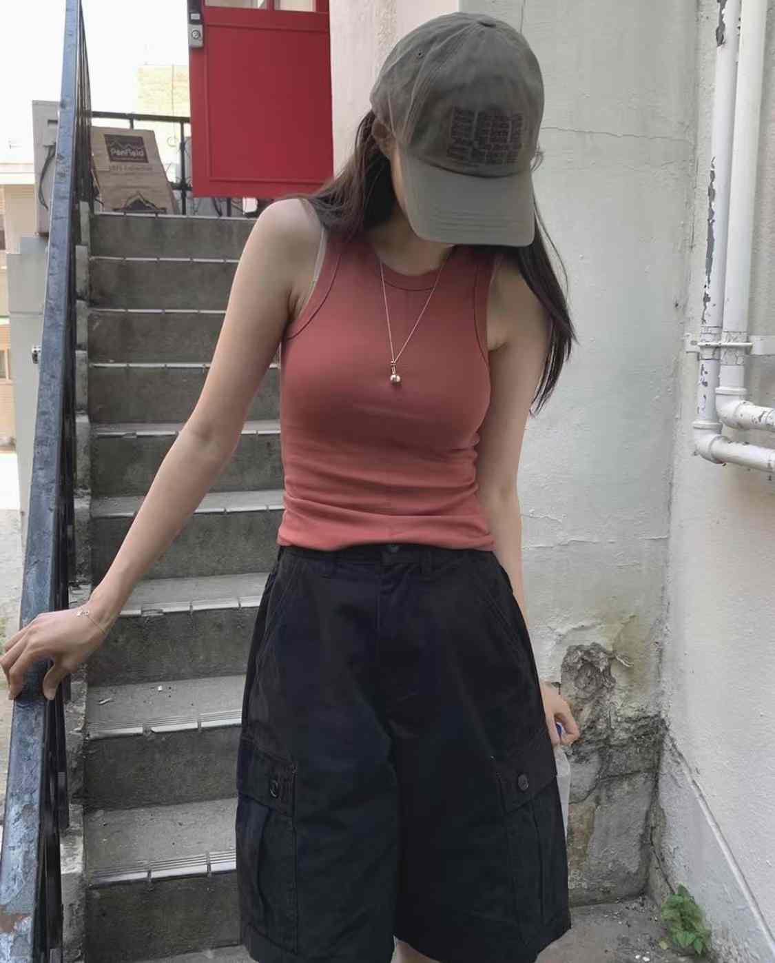 純色無袖背心