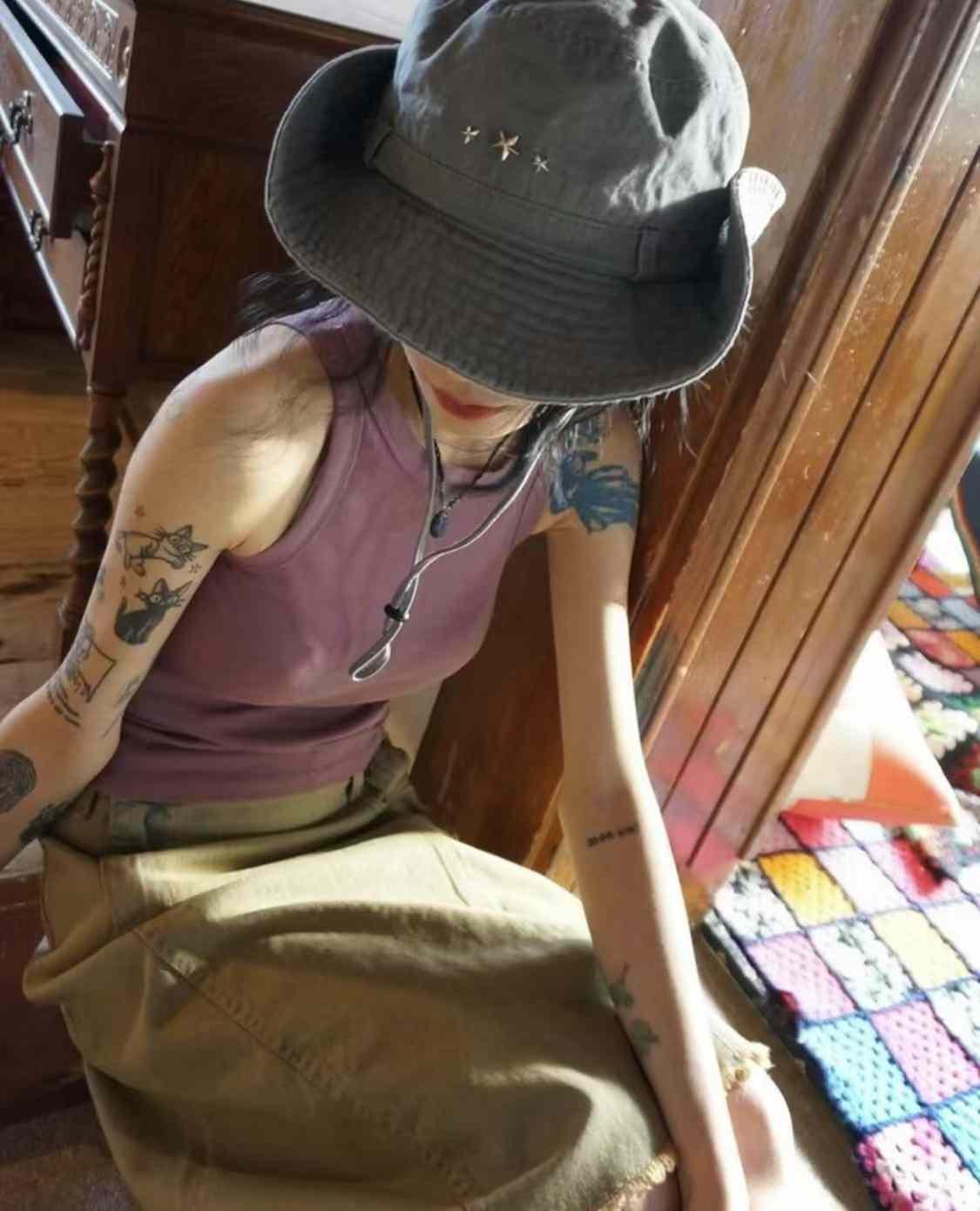 純色無袖背心