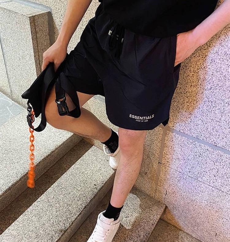Fear of God Essentials 反光尼龍短褲