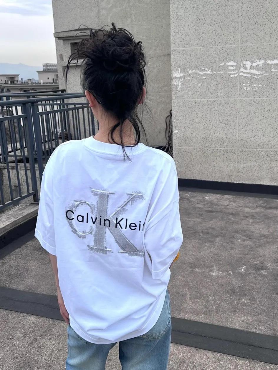 Calvin Klein 大Logo 浮雕短袖上衣短 TEE