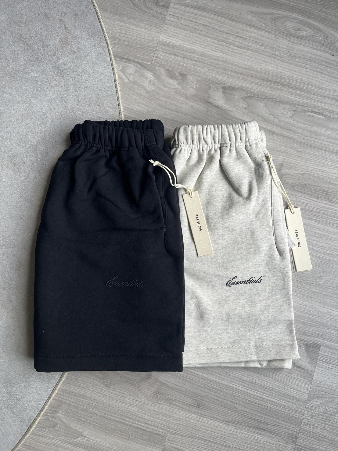 Fear of God Essentials SS26 Signature Classic 草寫字體短褲