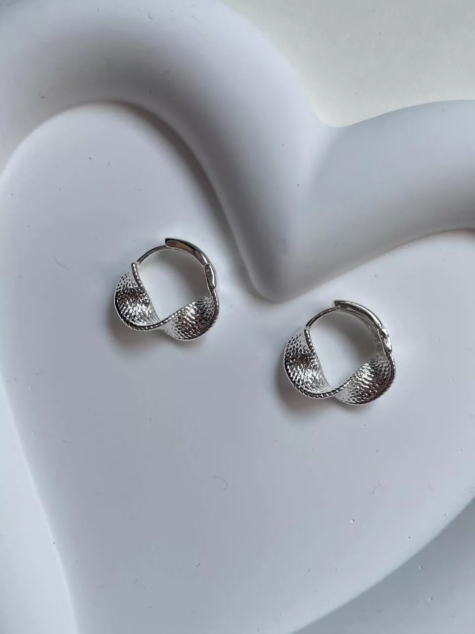 雪白色的緞帶│光波扭轉耳扣