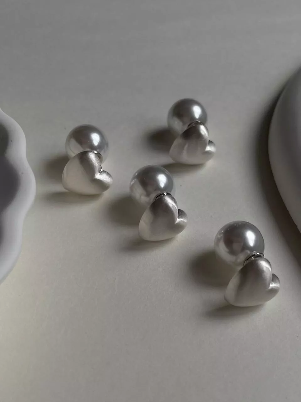 白色溫柔｜兩戴珍珠愛心耳環