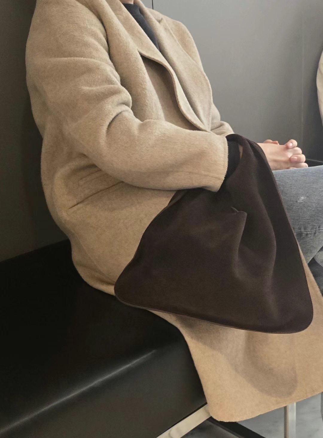 極簡麂皮三角包