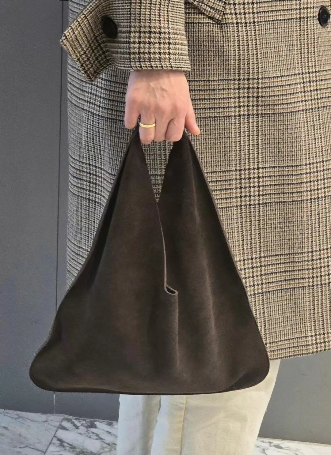 極簡麂皮三角包