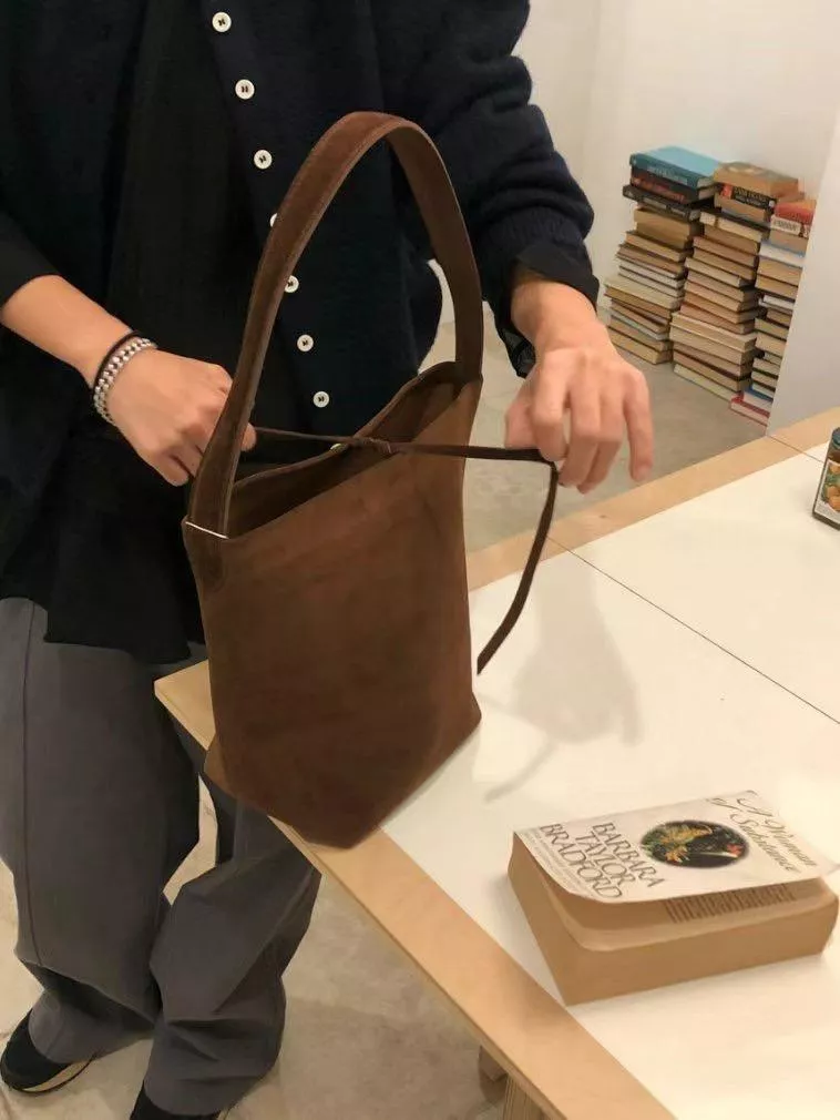 麂皮質感水桶包