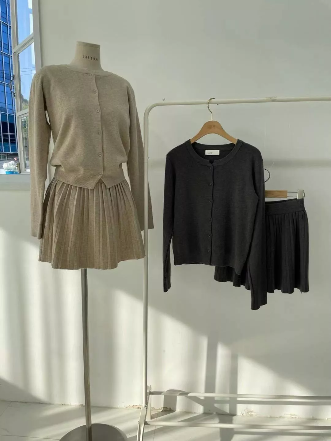 簡約針織開襟衫與百褶裙套裝