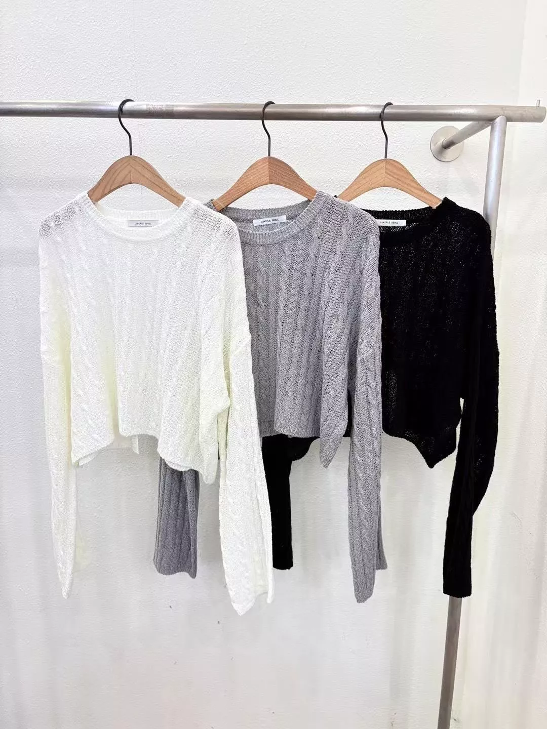 輕暖扭花短版針織衫