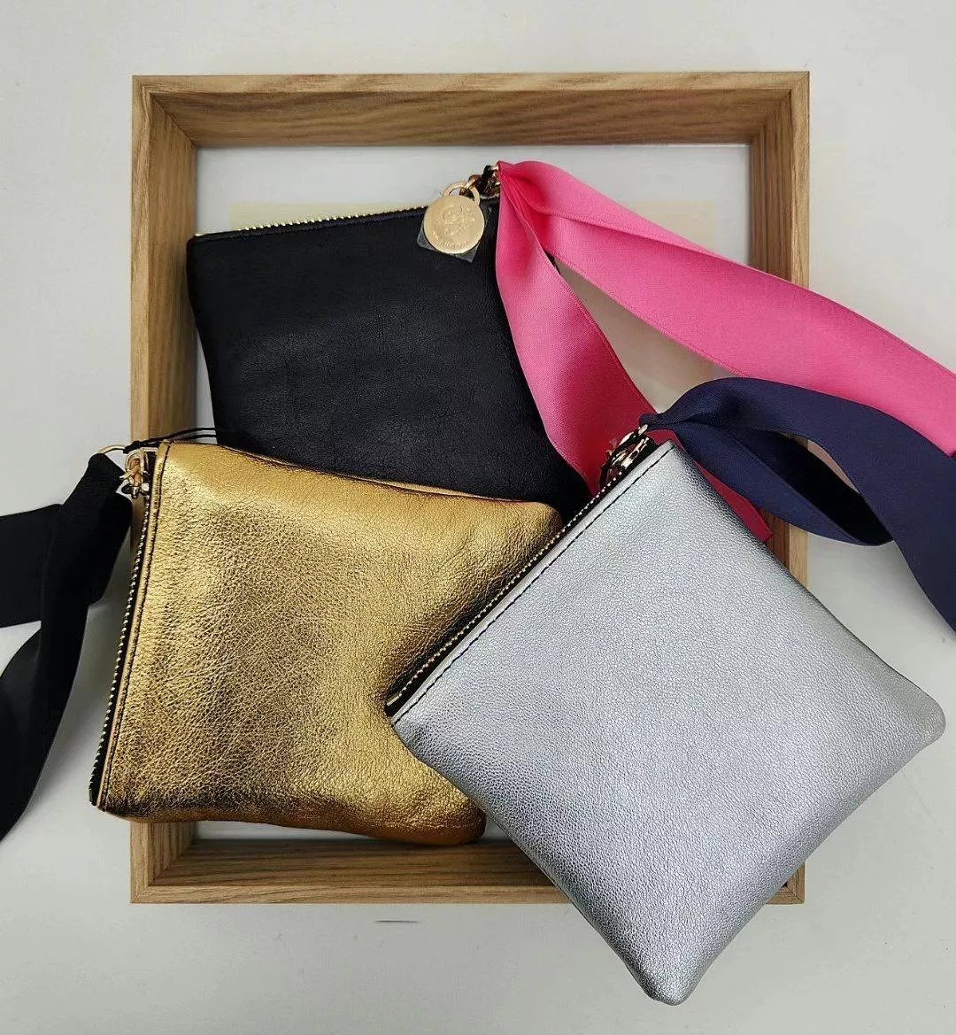 絲帶金屬光澤手拿包